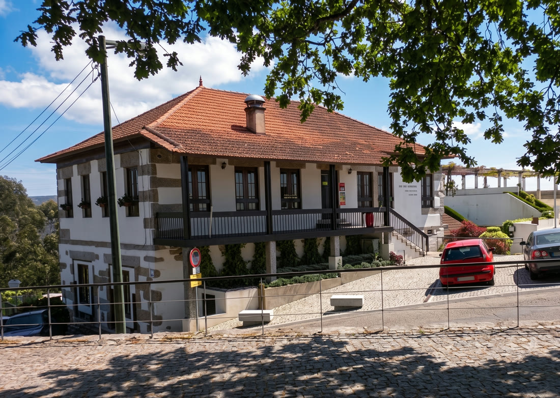 Fachada do Restaurante Santa Quitéria, casa de granito no ponto mais alto de Felgueiras