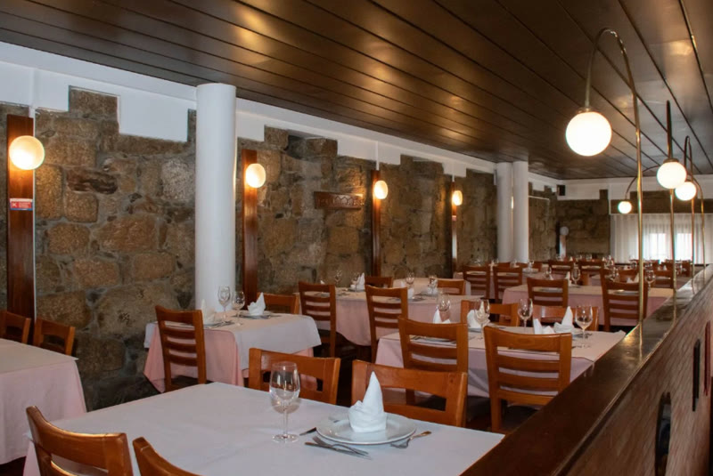 Sala interior do Santa Quitéria com paredes de granito