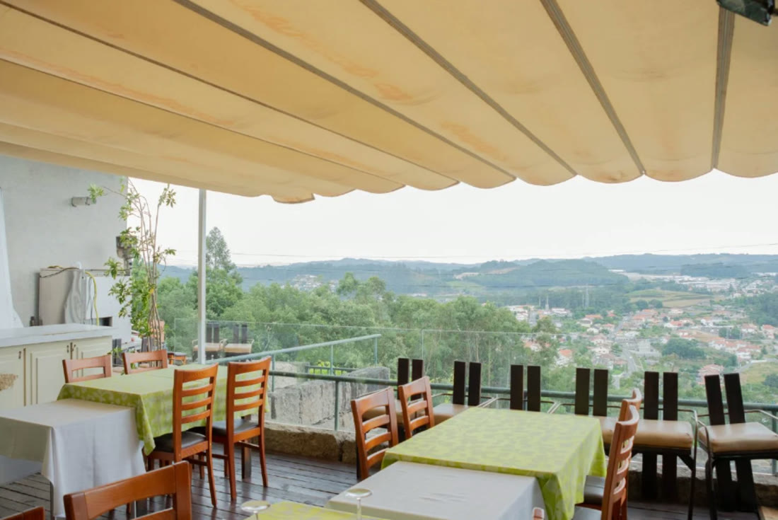Esplanada com toldo e vista sobre o vale