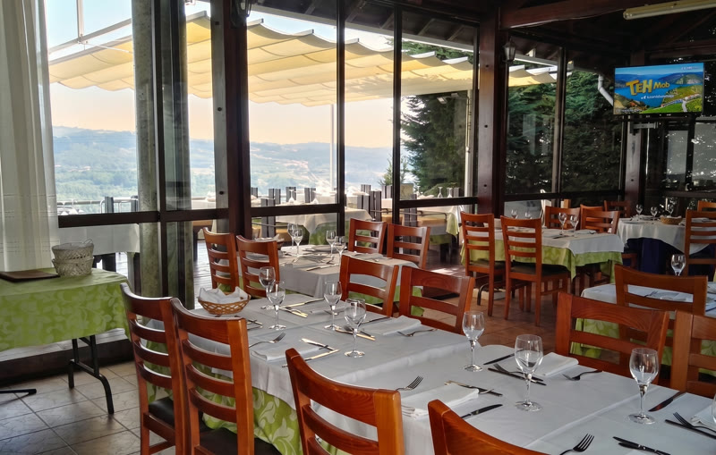 Sala interior com vista sobre o vale, ao entardecer