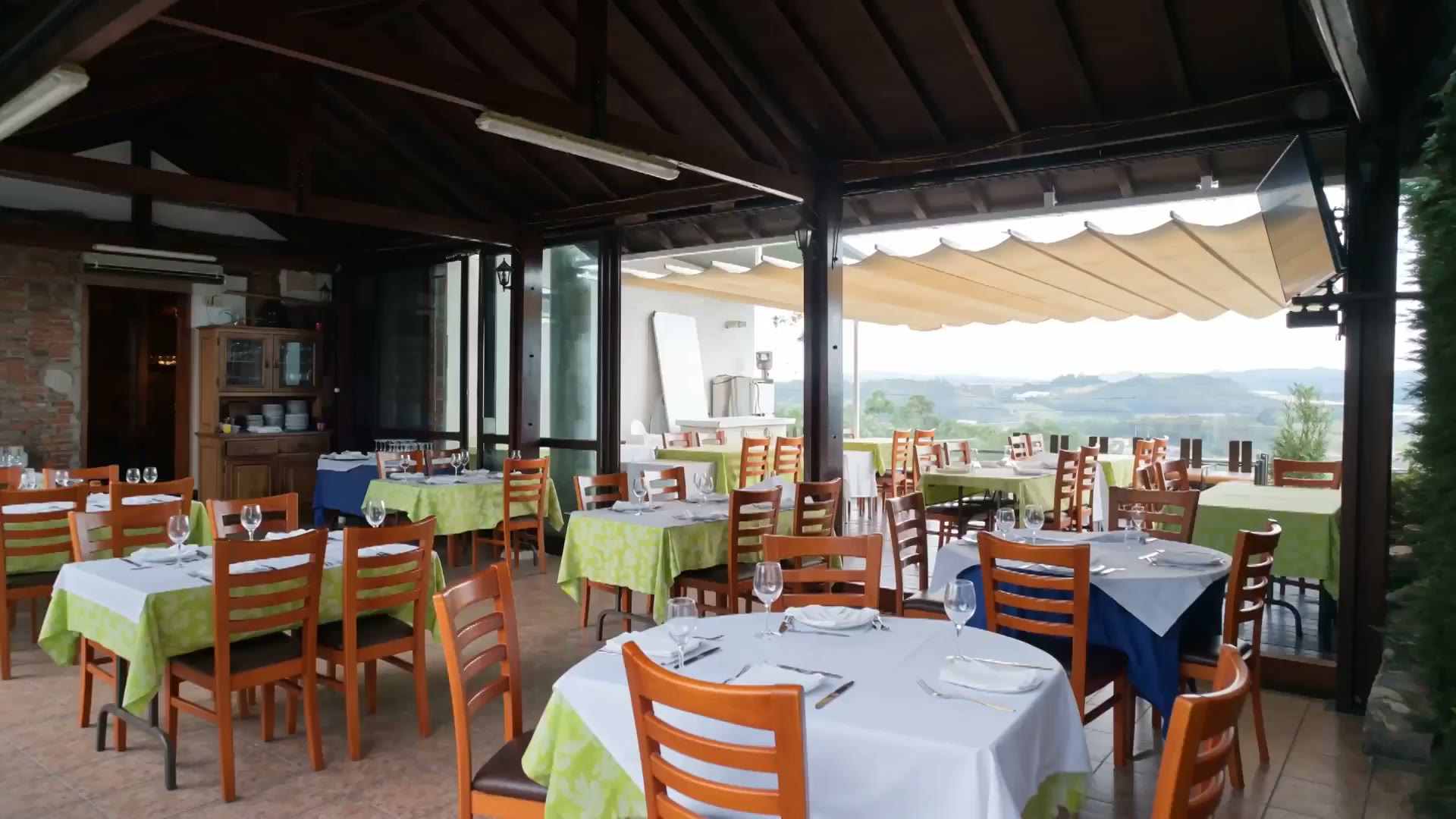 Vista aérea do Restaurante Santa Quitéria sobre o vale de Felgueiras