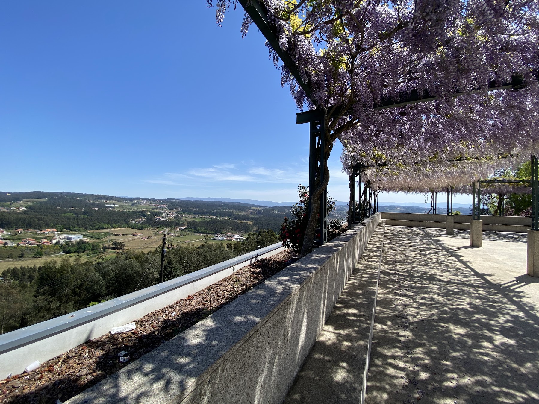 Vista panorâmica do terraço sobre o vale de Felgueiras ao entardecer